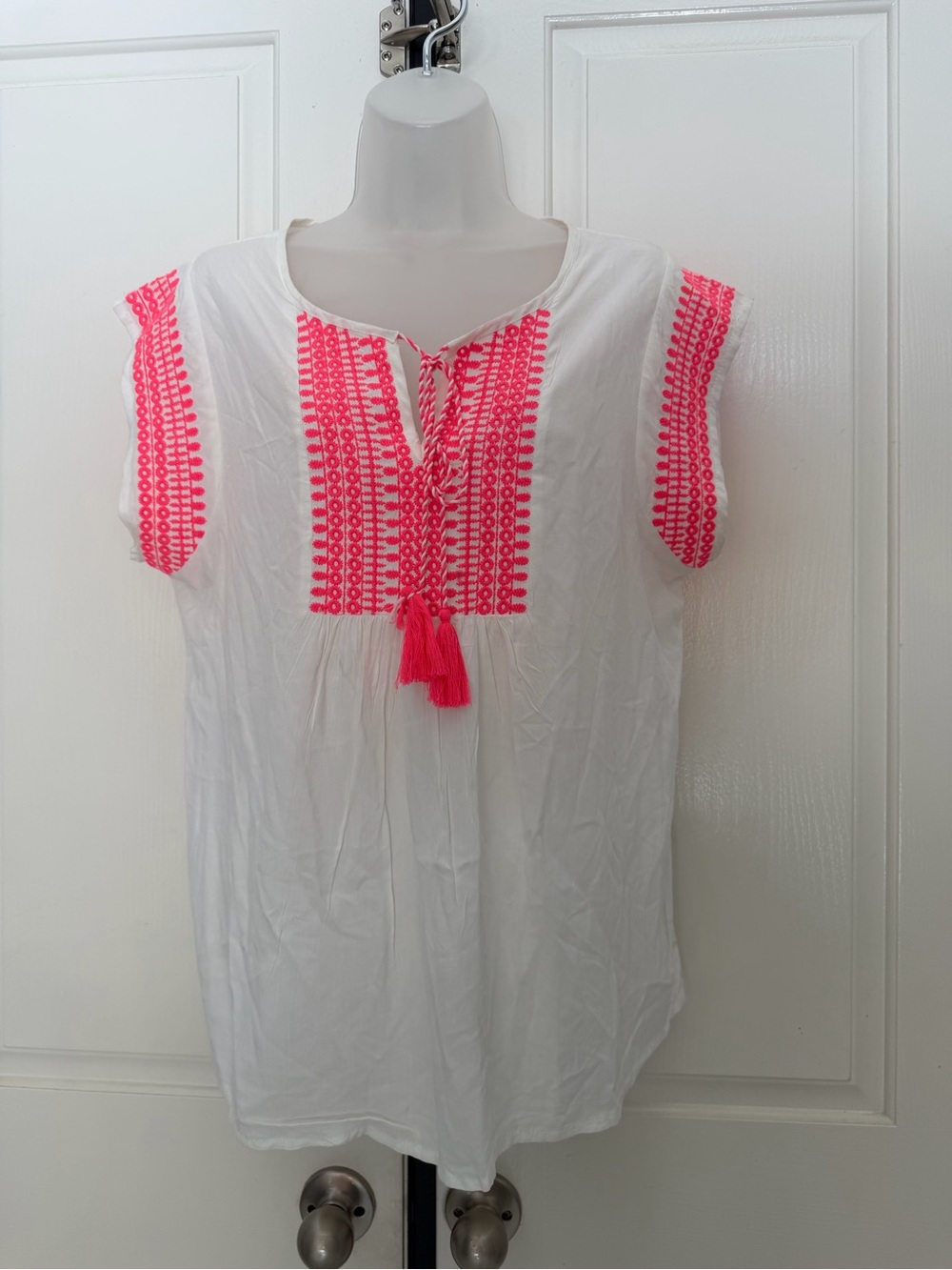 Solitaire White Tunic Top with Pink Embroidery Sz S